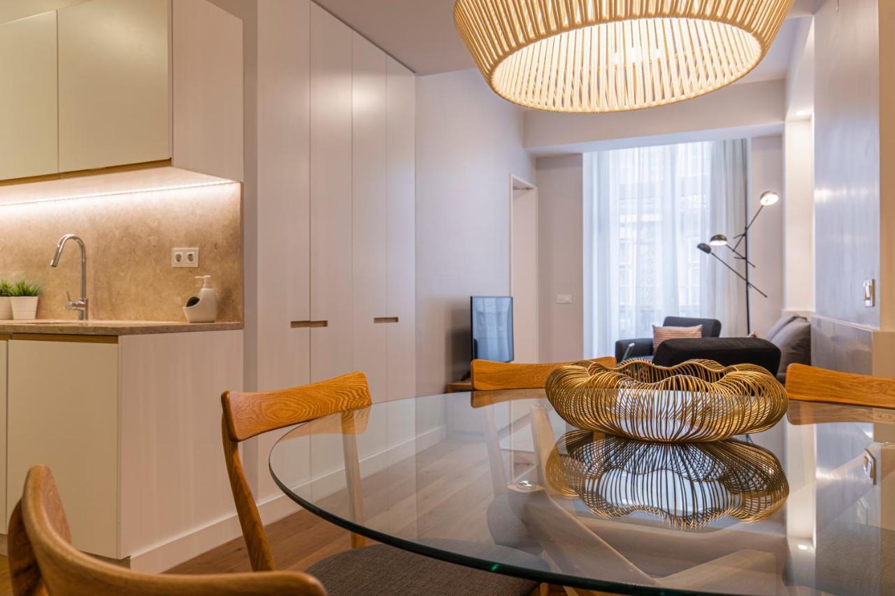 Upscale & Modern 2bdr Apartment *